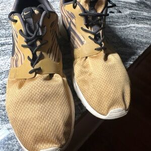 Nike Men’s rosche run hyperfuse metallic gold and black sneaker